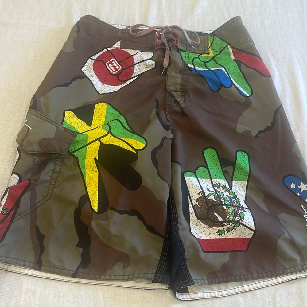 27029 Everyone Counts Billabong Shorts SZ 28 camouflage